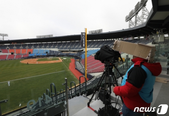 방송 중계진이 22일 두산과 키움 경기를 카메라로 찍고 있다. /사진=뉴스1