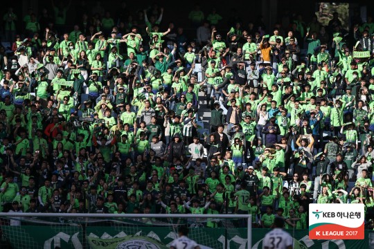 전북 팬들이 가득 들어찬 전주월드컵경기장. /사진=한국프로축구연맹 제공