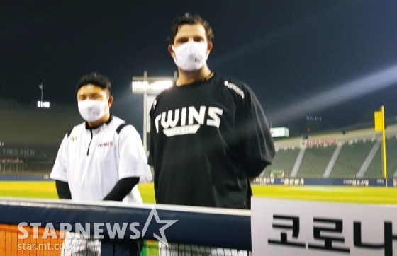 1일 경기 후 인터뷰에 임하고 있는 LG 라모스(오른쪽). /사진=김우종 기자