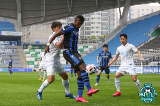 케힌데(왼쪽에서 두 번째)가 볼 다툼을 벌이고 있다. /사진=한국프로축구연맹 제공