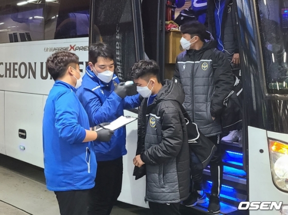 인천 유나이티드 선수단이 9일 인천축구전용경기장에서 열린 K리그1 대구 FC와 경기를 앞두고 구단 버스에서 내리면서 발열 체크를 하고 있다. /사진=OSEN