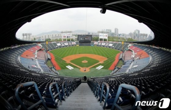 지난 5일 무관중으로 열린 2020 KBO 리그 개막전 잠실 두산-LG전. /사진=뉴스1<br /><br />
<br /><br />
