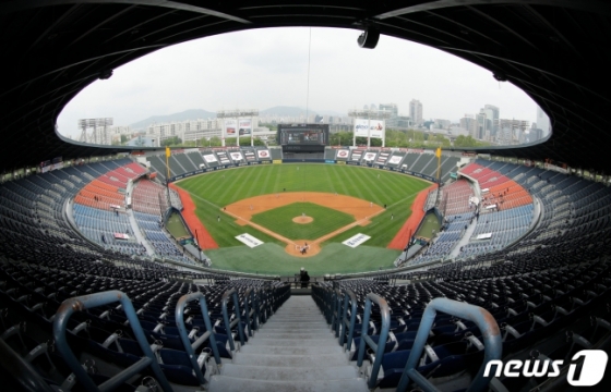 지난 5일 무관중으로 열린 2020 KBO 리그 개막전 잠실 두산-LG전. /사진=뉴스1