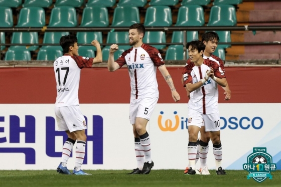 역전골을 넣은 오스마르(가운데). /사진=한국프로축구연맹 제공