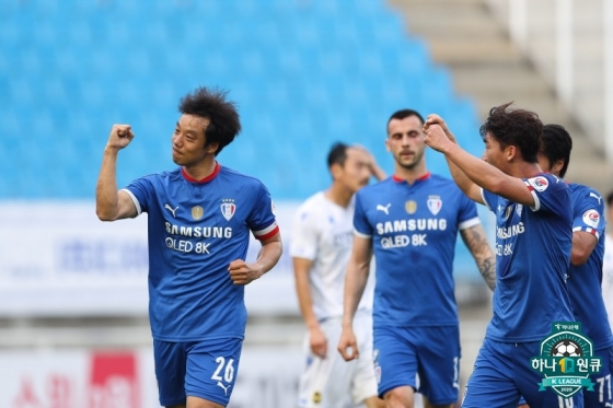 염기훈이 페널티킥 결승골을 넣은 뒤 환호하고 있다. /사진=한국프로축구연맹 제공