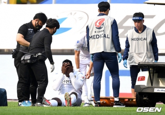 전반 18분 부상으로 고통을 호소하고 있는 인천 케힌데(왼쪽에서 세 번째). /사진=한국프로축구연맹 제공