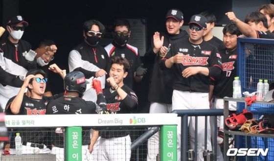로하스가 23일 잠실 LG전 홈런을 때리고 더그아웃서 동료들과 기뻐하고 있다.