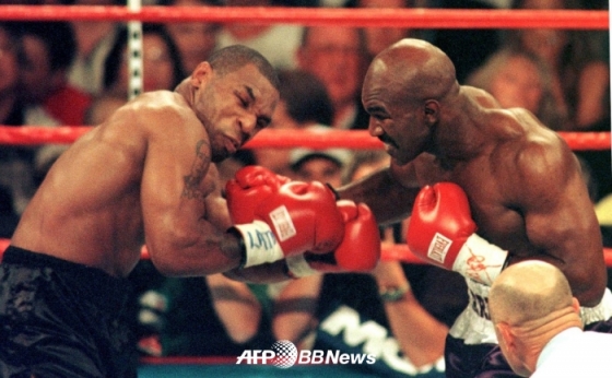 1997년 6월 28일(현지시간) 미국 네바다주 라스베이거스 MGM 호텔에서 펼쳐진 WBA 헤비급 타이틀 리턴 매치에서 타이슨과 홀리필드(오른쪽)가 주먹을 주고 받고 있다. /AFPBBNews=뉴스1
