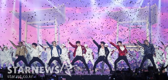 아이돌그룹 방탄소년단이 2018 Aisa Artist Awards 무대에서 공연을 펼치고 있는 모습 /사진=김창현 기자