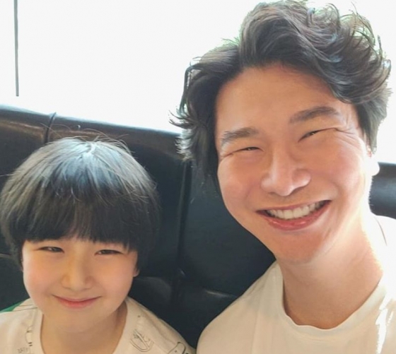 김시덕과 그의 아들(왼쪽)/ 사진출처=김시덕 SNS