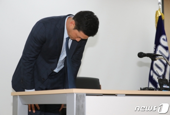 오승환이 지난해 8월 10일 대구삼성라이온즈파크에서 열린 복귀 기자회견에 참석, 허리를 굽힌 채 팬들에게 사과 인사를 하고 있다. /사진=뉴스1