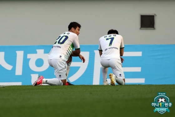 이동국이 후반 9분 팀에 세 번째 골을 안긴 뒤 한교원(오른쪽)과 함께 인종차별에 반대하는 세리머니를 하고 있다. /사진=한국프로축구연맹 제공