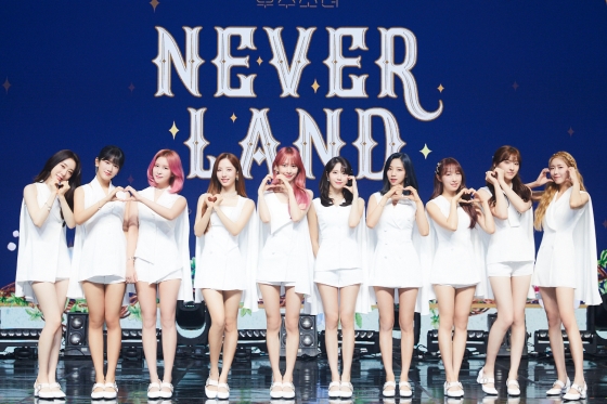 걸그룹 우주소녀가 9일 오후 온라인 생중계로 진행돤 ‘Neverland’ 발매 기념 미디어 쇼케이스에 참석해 포즈를 취하고 있다. /사진제공=스타쉽엔터테인먼트