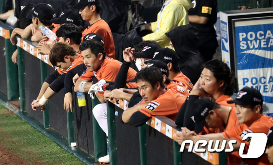 12일 대전 두산전에서 한화 선수들이 더그아웃에서 경기를 지켜보고 있다. /사진=뉴스1