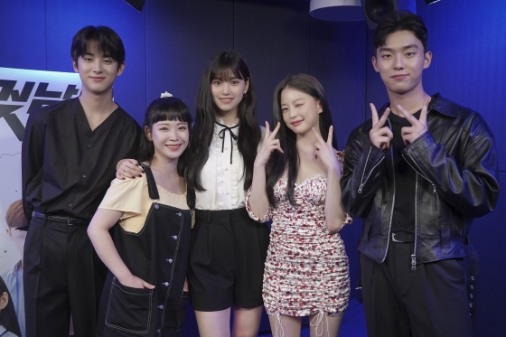 김민규(사진 맨 왼쪽부터 오른쪽으로), 한지효, 김도연, 임보라, 최현욱/사진제공=플레이리스트