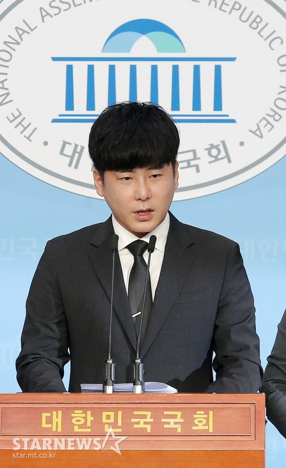 故 구하라 오빠 구호인 씨가 22일 오전 서울 여의도 국회 소통관에서 서영교 더불어민주당 의원과 함께 '구하라법' 통과 촉구 기자회견을 하고 있다. /사진=김창현 기자