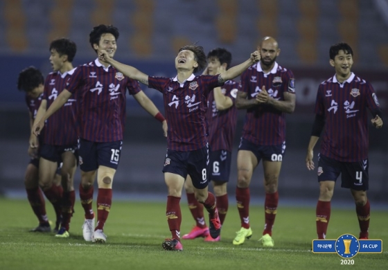 승부차기 끝에 승리한 수원FC 선수들이 기쁨을 만끽하고 있다. /사진=한국프로축구연맹 제공