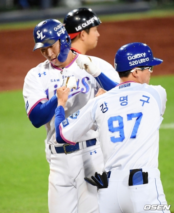 4안타 맹타를 휘두른 김동엽(왼쪽).