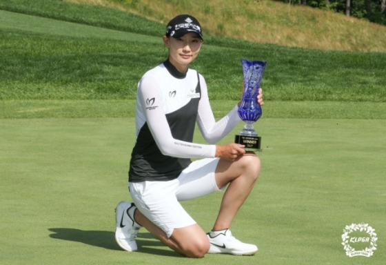 김민선이 5일 \'맥콜·용평리조트 오픈 with SBS Golf\'에서 우승한 뒤 트로피를 들어 보이고 있다. /사진=KLPGA