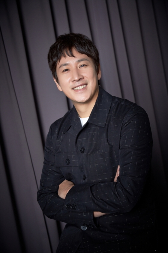 이선균이 앤드류 니콜 감독의 '크로스'로 할리우드에 진출할지 관심이 쏠린다. 