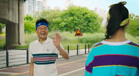 니쥬(NiziU) '메이크 유 해피' 뮤직비디오 중 박진영의 모습 /사진=화면 캡쳐