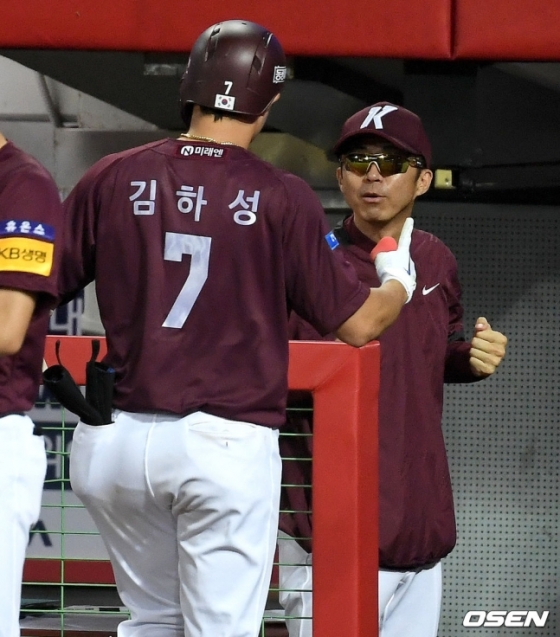 손혁(오른쪽) 감독이 8-8 동점을 만드는 2점 홈런을 친 김하성(왼쪽)과 하이파이브를 하고 있다.