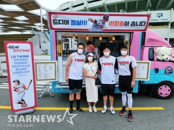 (왼쪽부터) 켈리, 이형종 아내, 이형종, 윌슨.  /사진=김우종 기자