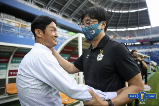 경기를 앞두고 최용수(왼쪽) 감독과 황선홍 감독이 포옹하고 있다. /사진=대한축구협회 제공