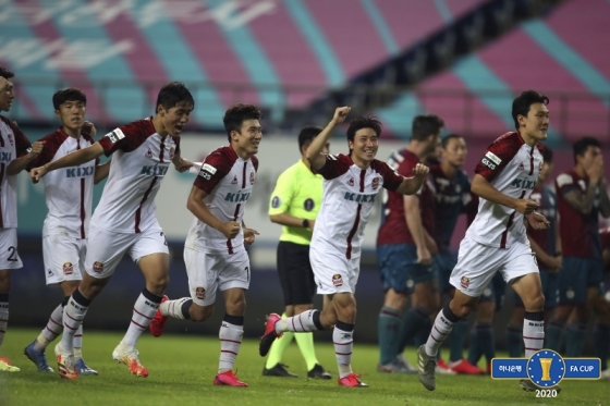 15일 대전을 승부차기 끝에 꺾고 승리한 FC서울 선수단. /사진=대한축구협회 제공