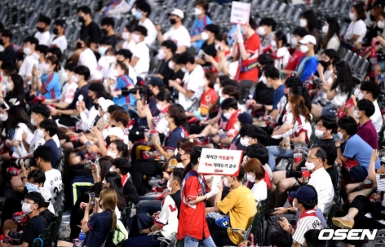 지난 28일 부산 사직구장에서 열린 롯데와 NC의 경기에서 팬들이 응원하고 있다.