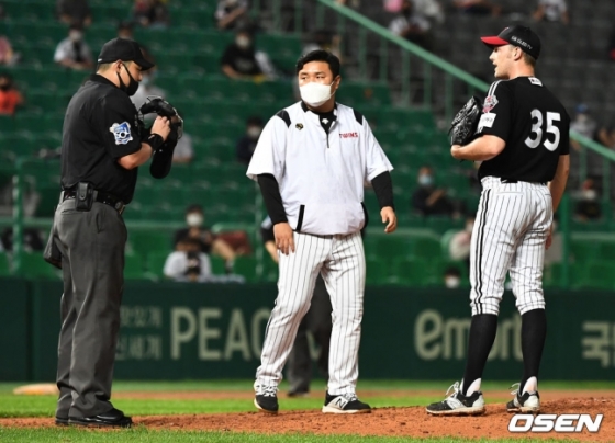 7월 29일 SK전 도중 투구 폼을 지적 당하고 있는 LG 윌슨(오른쪽).