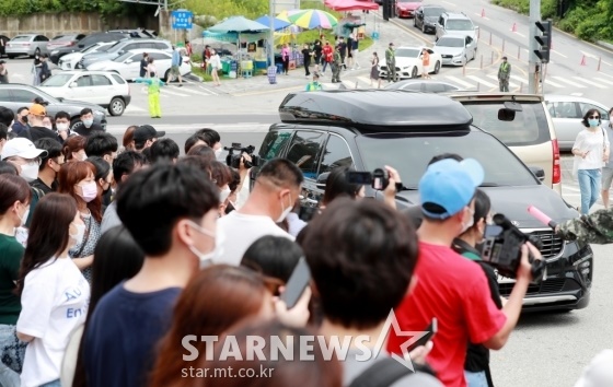 지코가 입소하기 위해 검은 차량을 타고 훈련소로 들어서고 있다. /논산(충남)=이동훈 기자