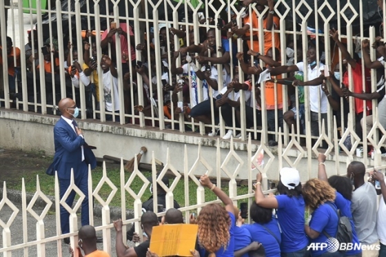 팬들의 환호를 받으며 코트디부아르 축구협회장 후보로 등록한 디디에 드로그바(왼쪽). /AFPBBNews=뉴스1