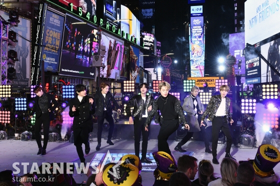 2019년 12월 31일 뉴욕 타임스퀘어 방탄소년단 공연 모습 /AFPBBNews=뉴스1=스타뉴스