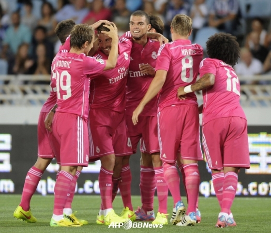 2014~15 시즌 당시 레알 마드리드 선수단 핑크 유니폼. /AFPBBNews=뉴스1