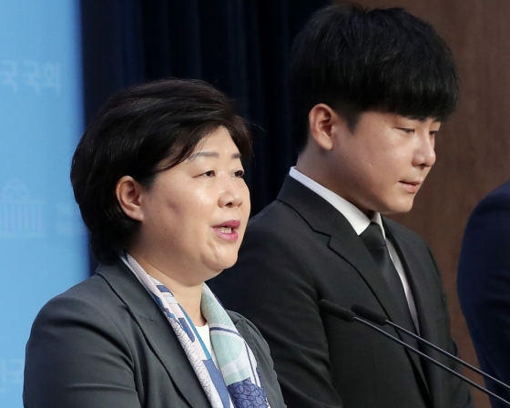 (왼쪽부터) 서영교 의원, 고 구하라 친오빠 구호인 /사진=스타뉴스