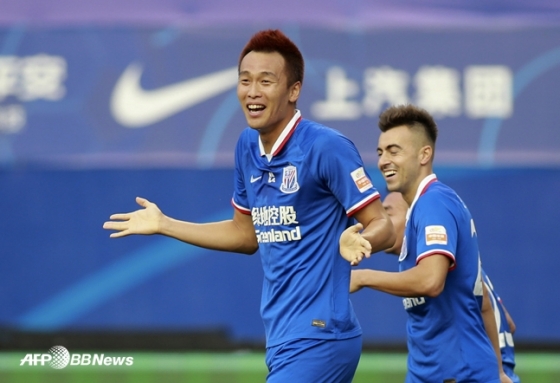 10일 다롄 프로와 경기서 3경기 연속 득점을 기록한 김신욱(왼쪽). /AFPBBNews=뉴스1