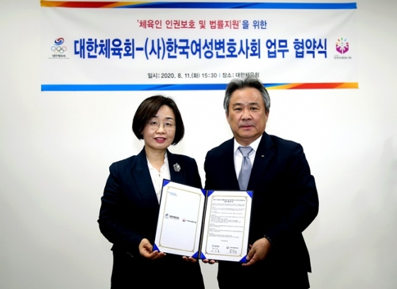 이기흥(오른쪽) 대한체육회장이 한국여성변호사회와 업무 협약식을 하고 있다.  /사진=대한체육회