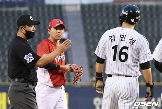 설전을 하고 있는 나주환(왼쪽)과 김민성.