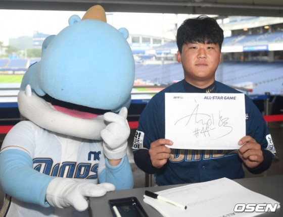 NC 신민혁(오른쪽).