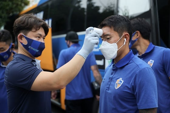 체온측정하고 있는 울산의 신진호(오른쪽). /사진=한국프로축구연맹 제공