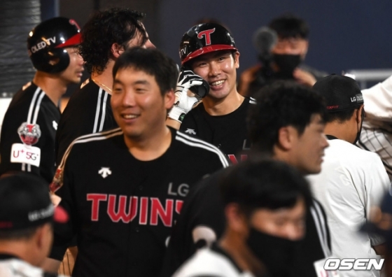 LG 홍창기(가운데)가 결승포를 친 뒤 환하게 웃고 있다. 