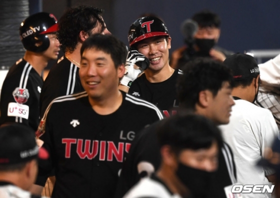 LG 홍창기(가운데)가 결승포를 친 뒤 환하게 웃고 있다.