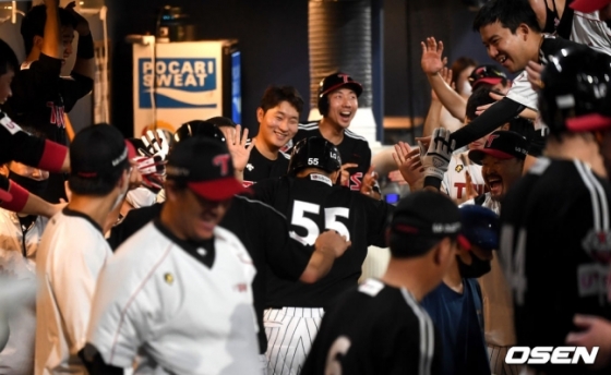 8회 채은성의 홈런포가 터진 뒤 LG 더그아웃 모습.