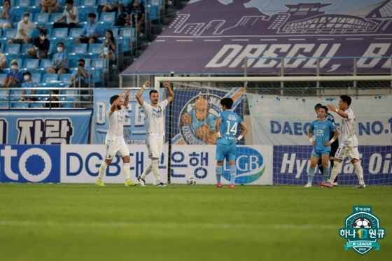 무고사(왼쪽에서 두 번째)가 결승골을 넣은 뒤 세리머니를 하고 있다. /사진=한국프로축구연맹 제공