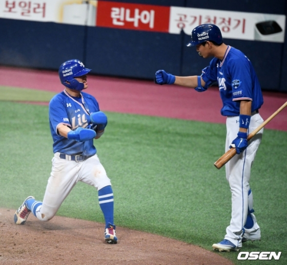 박해민(왼쪽)이 결승 득점을 올린 뒤 구자욱(오른쪽)과 기뻐하고 있다.