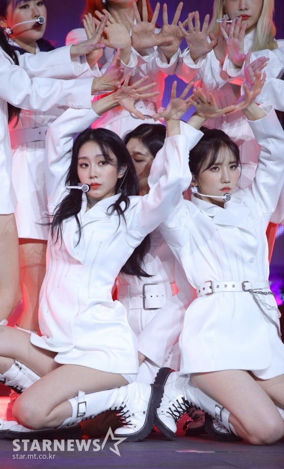 러블리즈 지수-진 '무릎 꿇고 시크하게'[★포토] - 스타뉴스