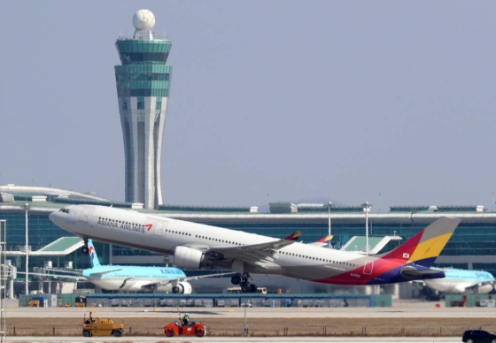 코로나19의 영향으로 한국인의 입국 제한 등 금지하는 나라가 늘어가고 있는 가운데 2일 인천국제공항에서 아시아나항공 항공기가 이륙하고 있다. / 사진=인천=이기범 기자 leekb@