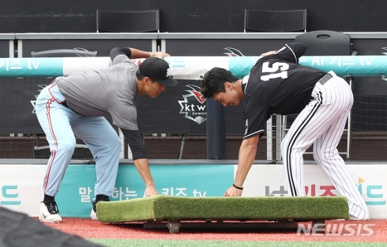 김건형(왼쪽)과 심종원이 9일 수원 KT위즈파크에서 열린 2021 KBO 신인 드래프트 트라이아웃에서 타격 테스트를 마친 후 구장 정리를 돕고 있다. /사진=뉴시스