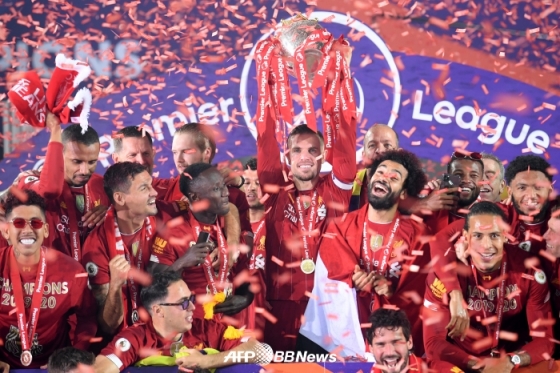 리버풀 선수들의 2019~20 시즌 잉글리시 프리미어리그 우승 세리머니 모습. /AFPBBNews=뉴스1